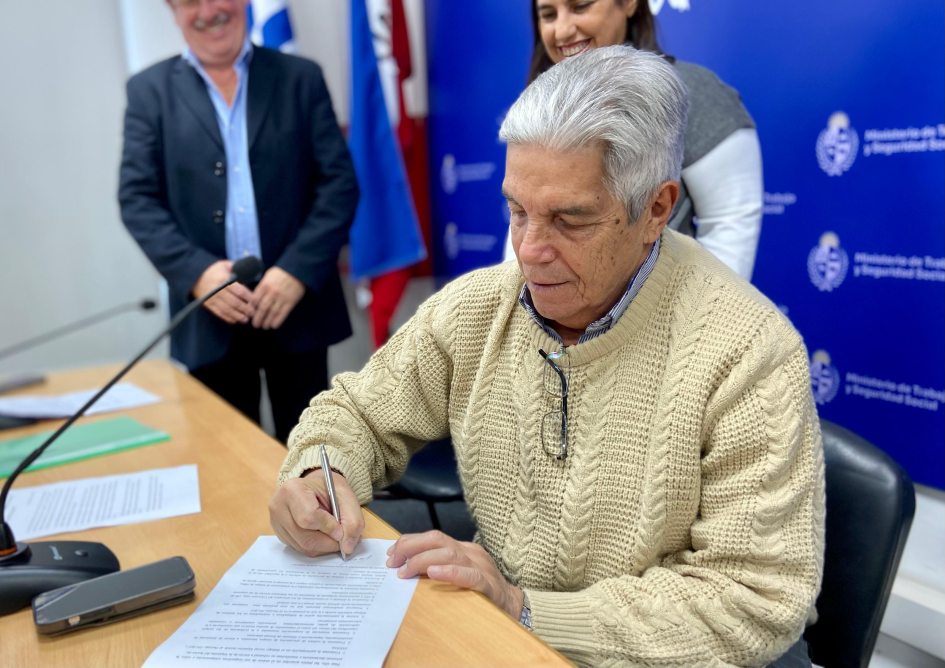 Compromiso para prevenir el acoso laboral en el sector supermercados Puig firmando el compromiso