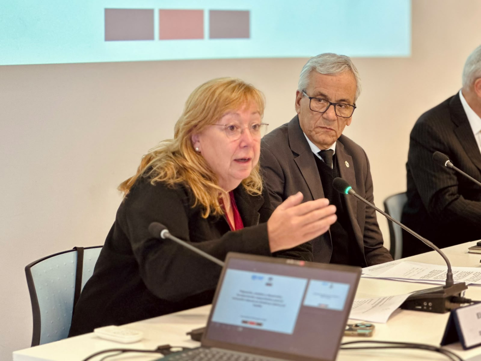 Castillo remarcó el compromiso de Uruguay con la equidad laboral para las personas migrantes Castillo y otra integrante de la mesa