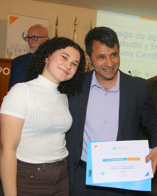 Se entregaron diplomas del programa Yo Estudio y Trabajo Pérez junto a una de las jóvenes que recibió diploma