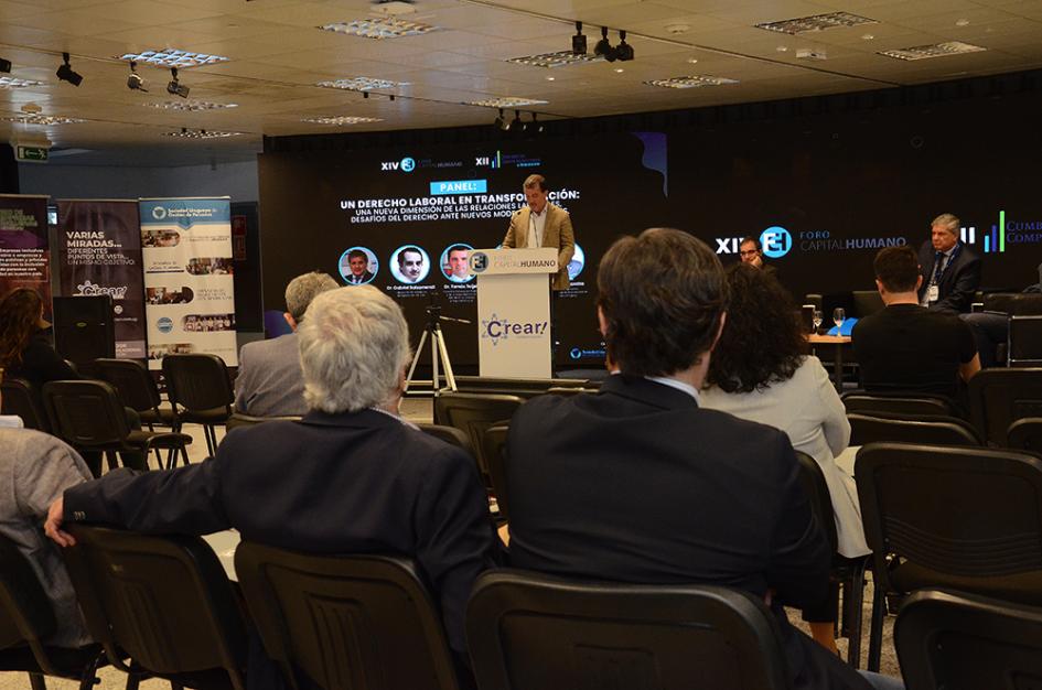 XIV Foro de Capital Humano Público y Teijeiro durante su exposición