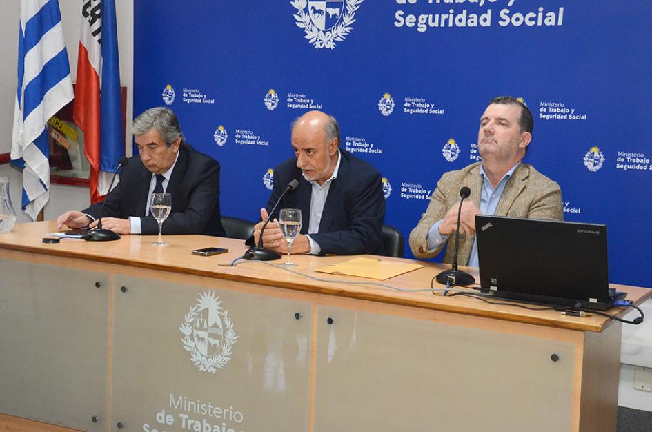 Día Mundial de Seguridad y Salud en el Trabajo Autoridades durante su exposición