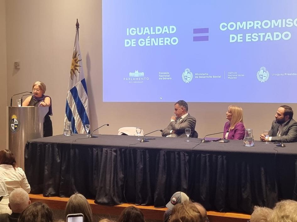 Acto central por el Día Internacional de las Mujeres Autoridades durante oratoria