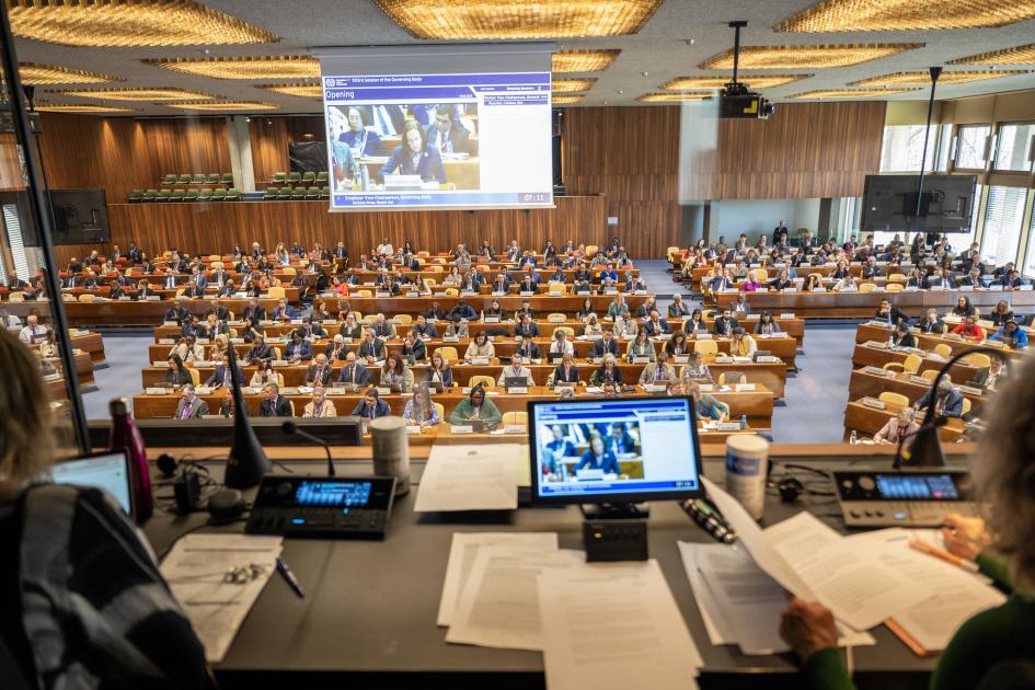 353.ª reunión del Consejo de Administración de la Organización Internacional del Trabajo Sala de reunión con asistentes vista desde la cabina de los traductores