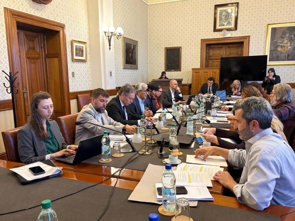 Autoridades de todos los organismos reunidos alrededor de la mesa