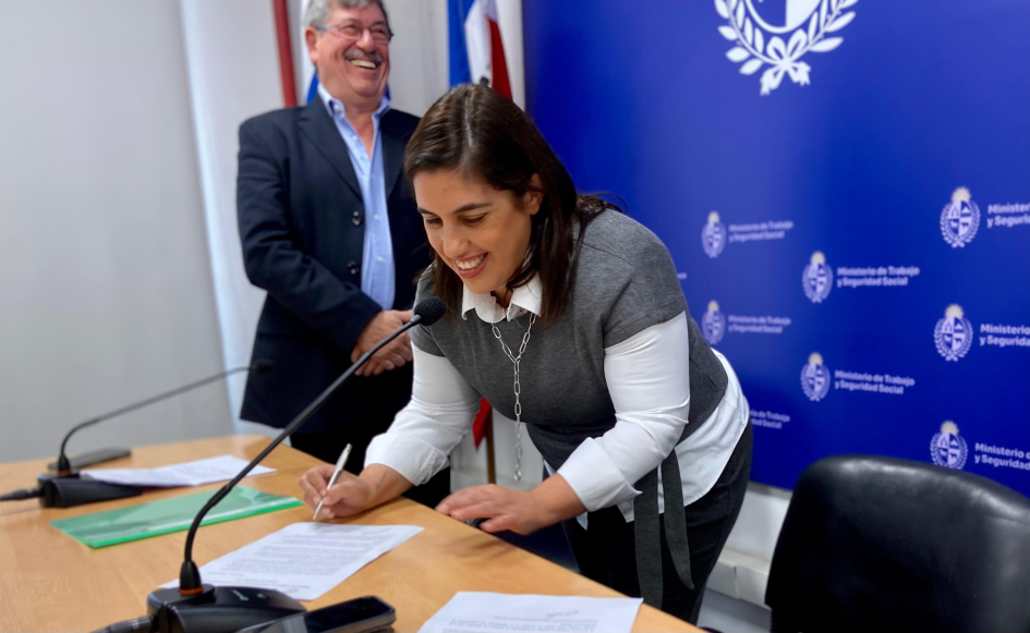 Compromiso para prevenir el acoso laboral en el sector supermercados Bouret firmando el compromiso