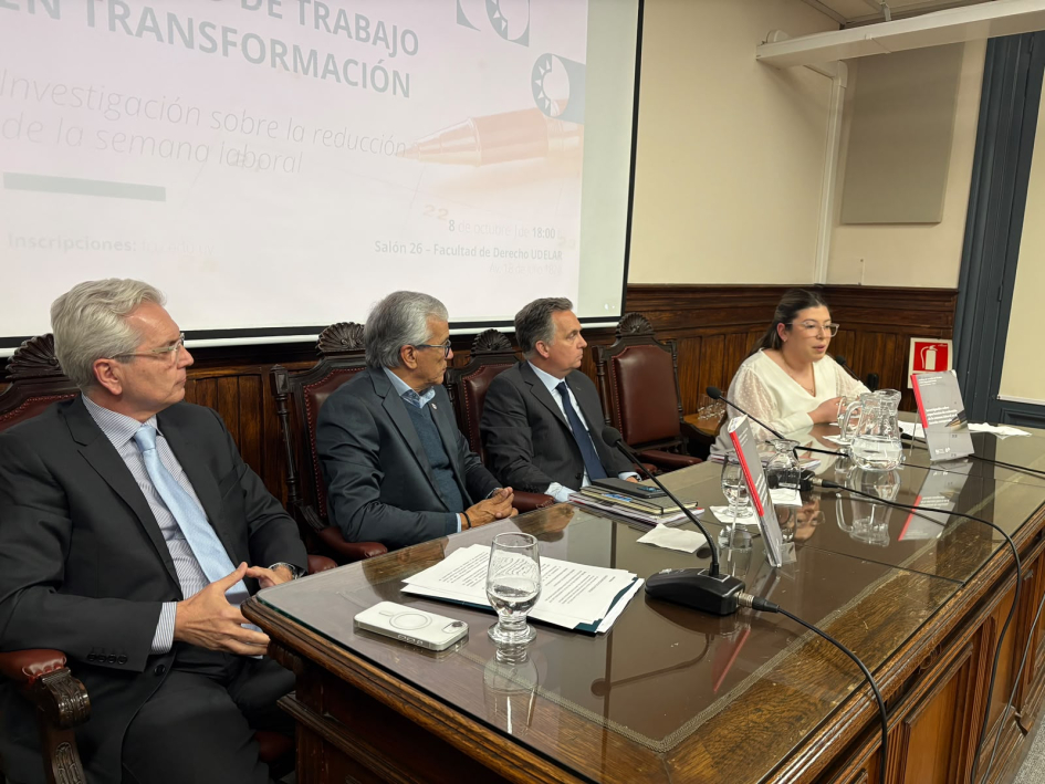 Castillo y demás participantes en la mesa