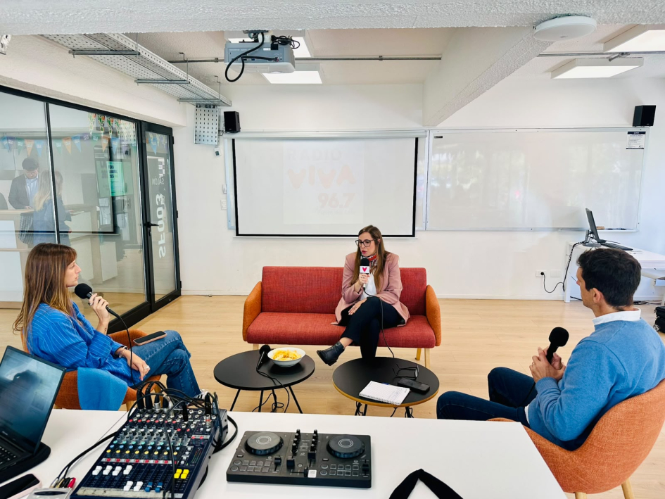 Feria Laboral UCU - Campus Punta del Este Chiquiar realizando una nota de prensa