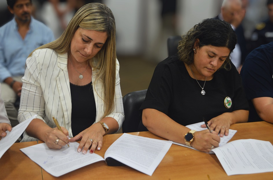 Dos mujeres firmando el acuerdo