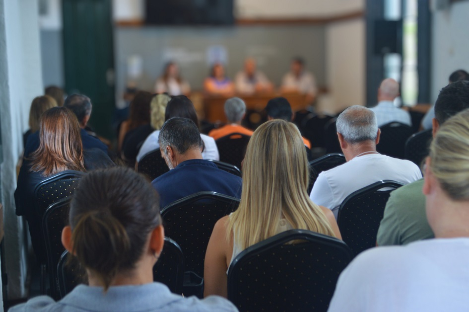 Parte del público presente. Imagen tomada desde el fondo del salon