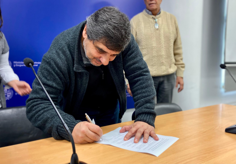 Compromiso para prevenir el acoso laboral en el sector supermercados Representantes de Fuecys y de ASU firmando