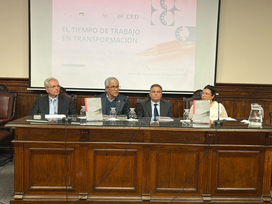 Castillo y demás participantes en la mesa