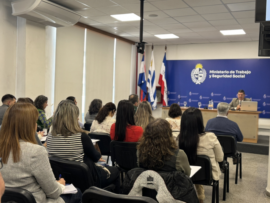 Imagen tomada desde el fondo de la sala