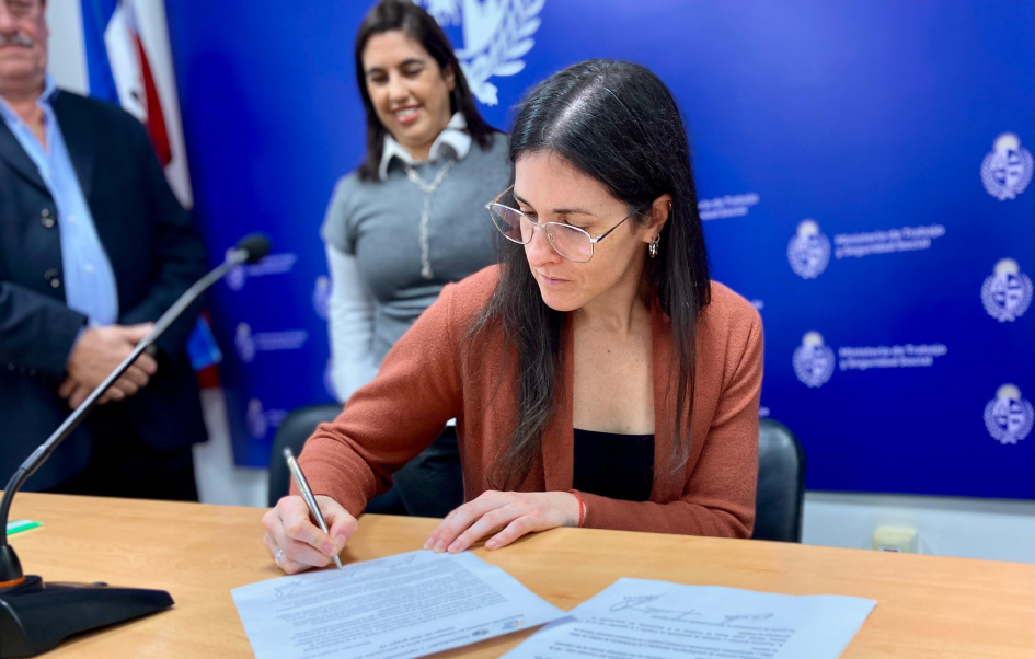 Compromiso para prevenir el acoso laboral en el sector supermercados Representantes de Fuecys y de ASU firmando
