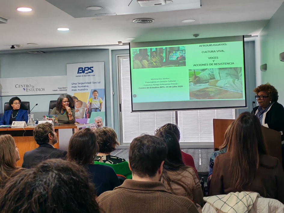 MTSS participó en conversatorio sobre seguridad social y derechos de las mujeres afrodescendientes Villagra durante su exposición y parte del público. Foto tomada desde el fondo del salón.