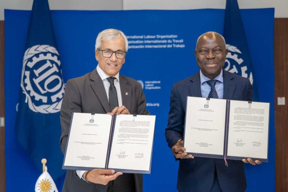 Uruguay ratificó el Convenio Internacional del Trabajo N.º 187 Ministro Juan Castillo y director general de OIT en oportunidad de la ratificación del CIT 187