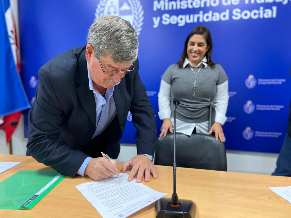 Compromiso para prevenir el acoso laboral en el sector supermercados Representantes de Fuecys y de ASU firmando