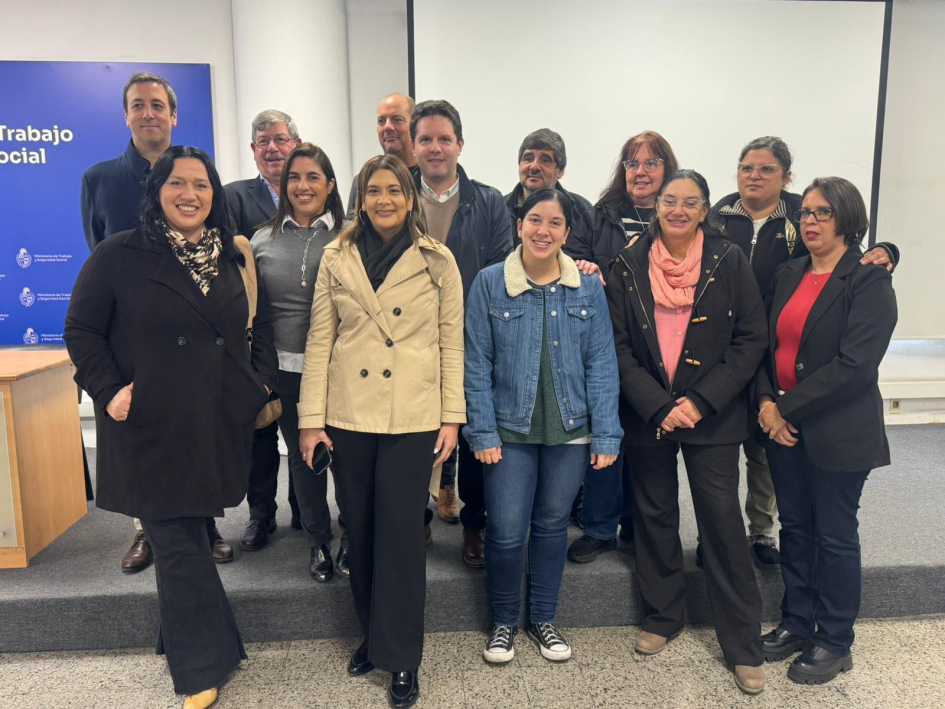 Compromiso para prevenir el acoso laboral en el sector supermercados Foto grupal