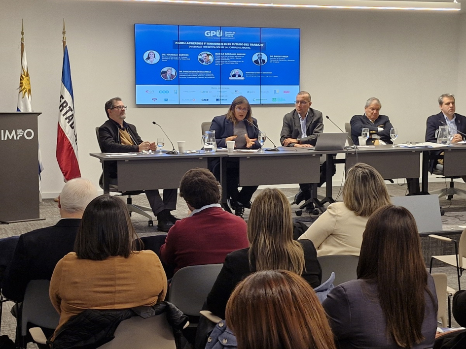 Barrios: "Buscamos hacer un proyecto a la uruguaya; no importar una solución, sino construirla" Directora nacional de Trabajo en panel sobre reducción del tiempo de trabajo