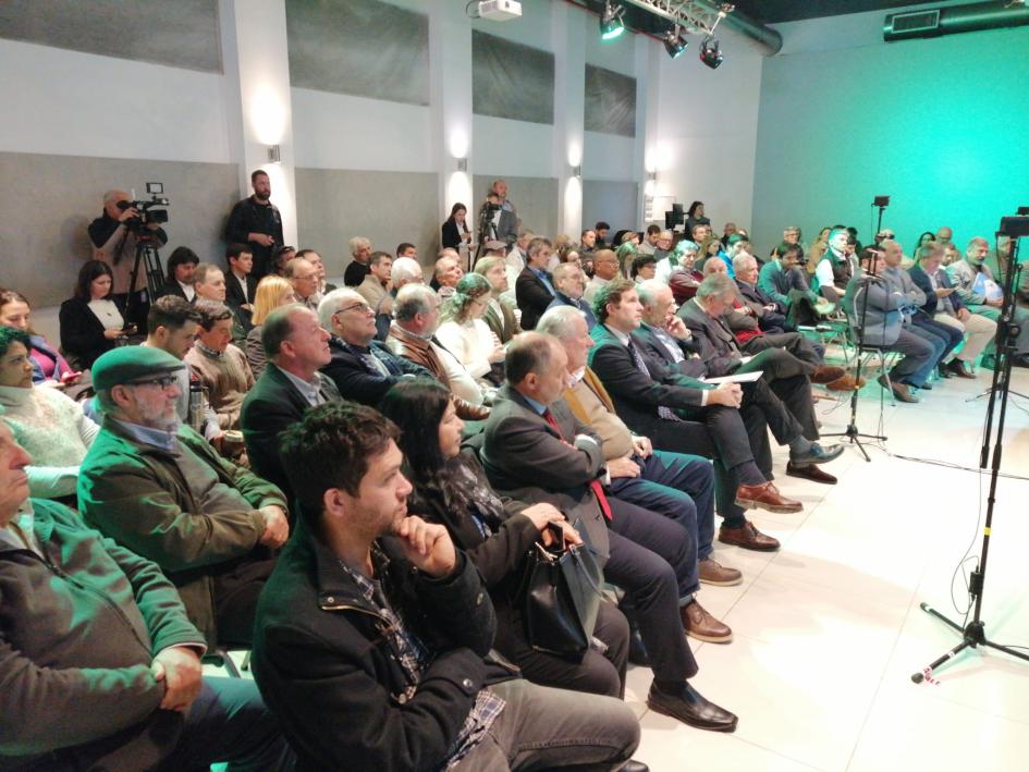 Diálogo sobre Conciencia Agropecuaria Participantes y autoridades en la actividad