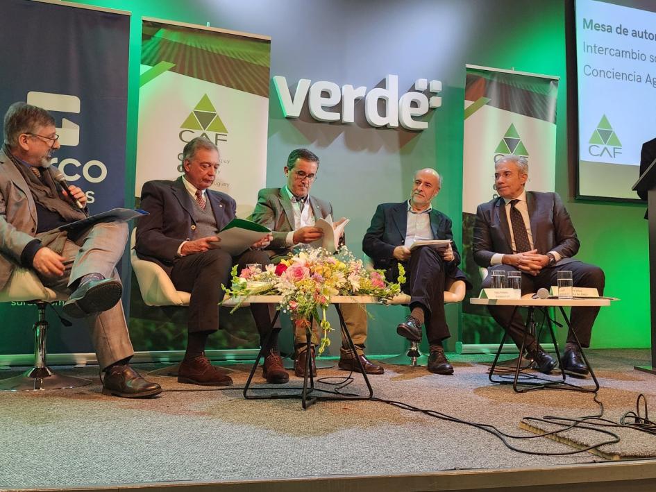 Diálogo sobre Conciencia Agropecuaria Mieres durante su exposición