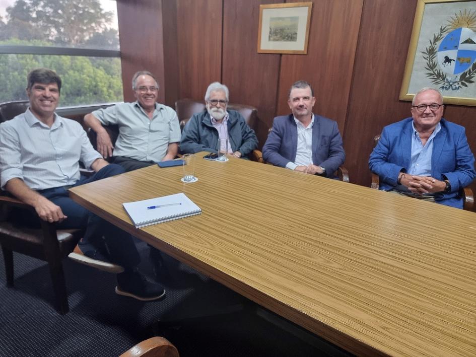 Teijeiro con directivos de la Cámara de Industrias Teijeiro con directivos de la Cámara de Industrias