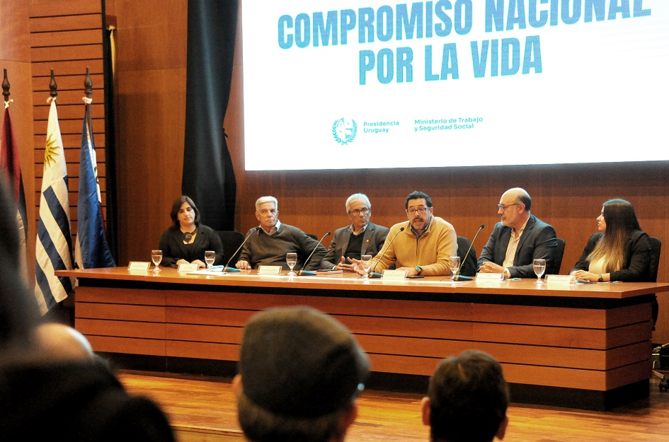 Campaña de sensibilización promueve cultura de prevención en toda actividad laboral Autoridades durante la exposición