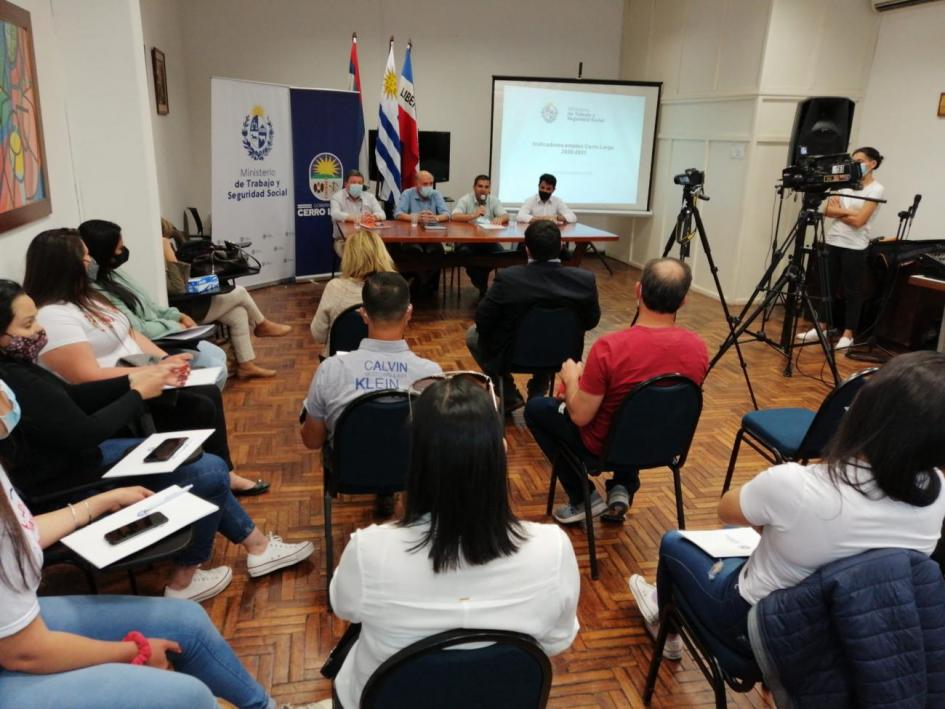 Jornada departamental en Cerro Largo Autoridades y actores sociales en conferencia