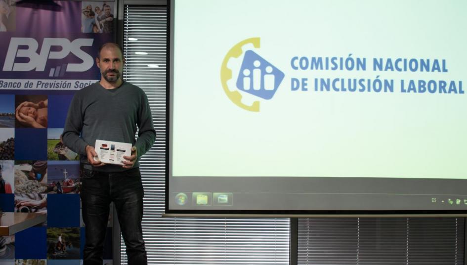 Entrega de premio del concurso para el diseño del logotipo de la Comisión Nacional de Inclusión Laboral Ganador del concurso
