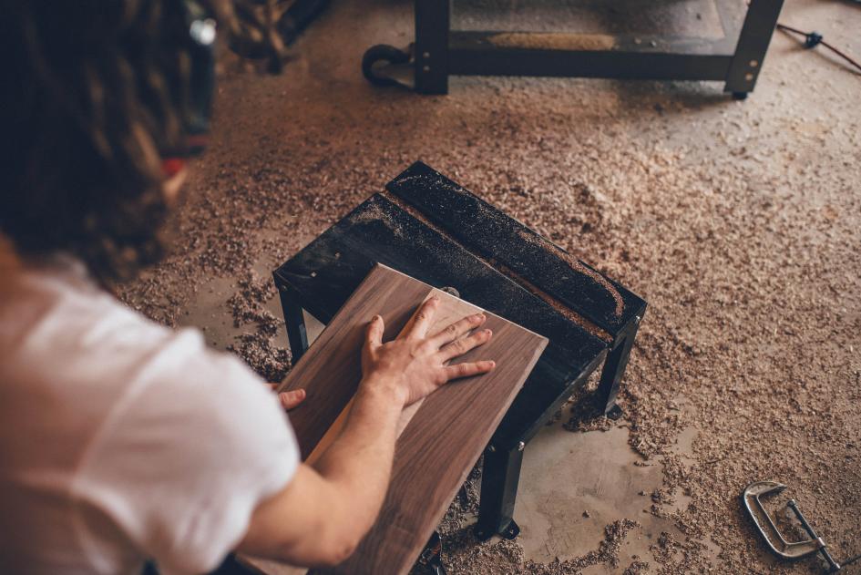 Mujer trabajando en madera