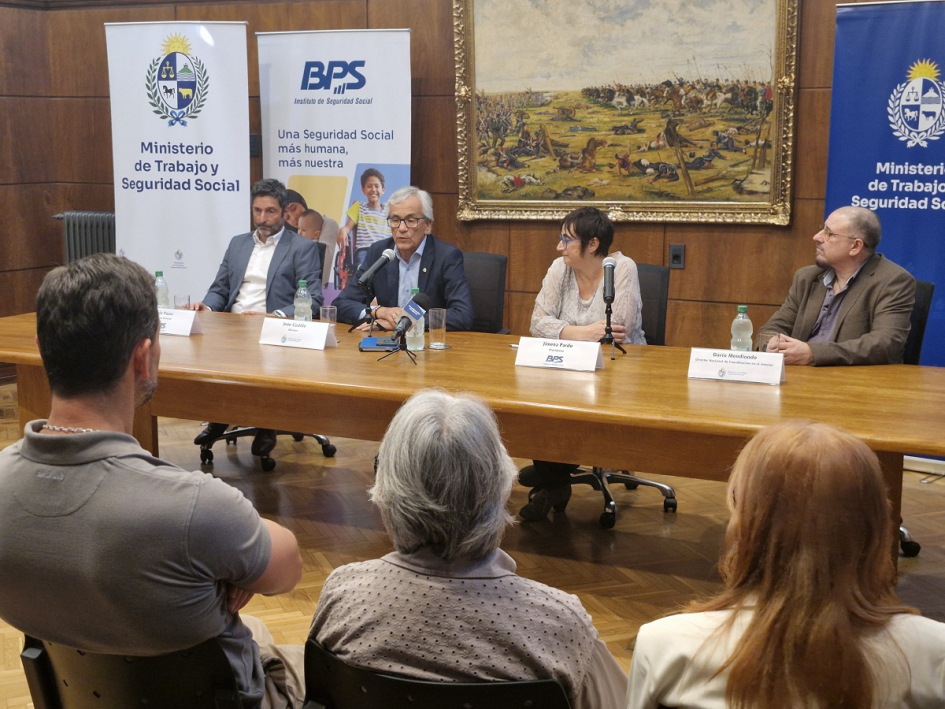 Pazos, Castillo, Pardo y Mendiondo durante firma de convenio MTSS BPS