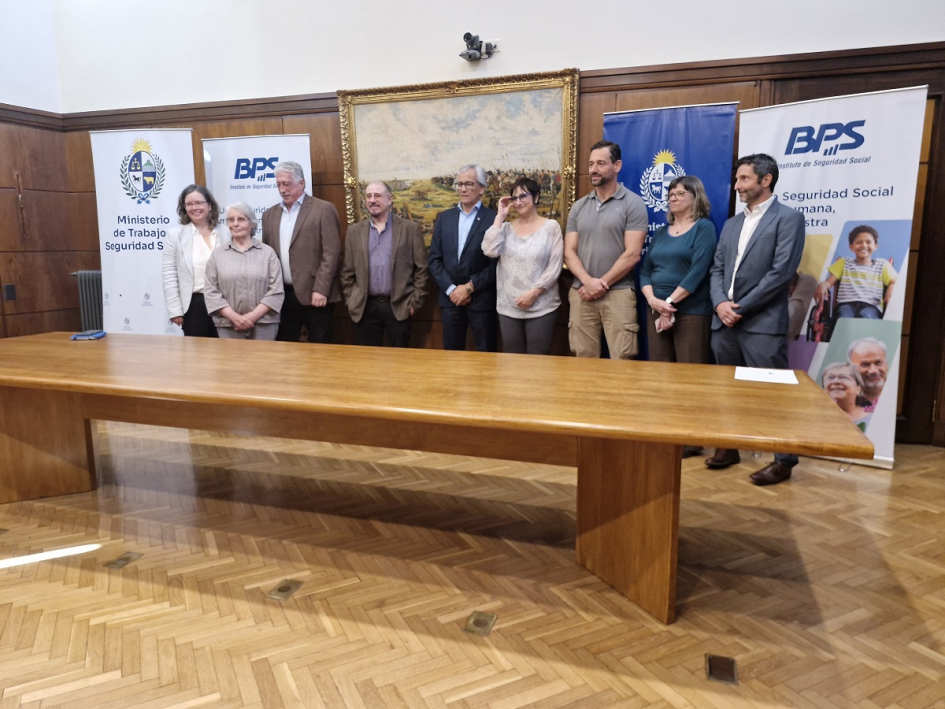 Autoridades durante Firma de Convenio MTSS BPS