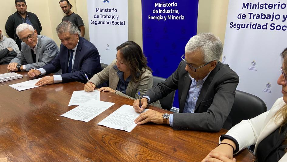 Se firmó convenio colectivo bipartito entre trabajadores y empresas de la industria química Se firmó convenio colectivo bipartito entre trabajadores y empresa ISUSA