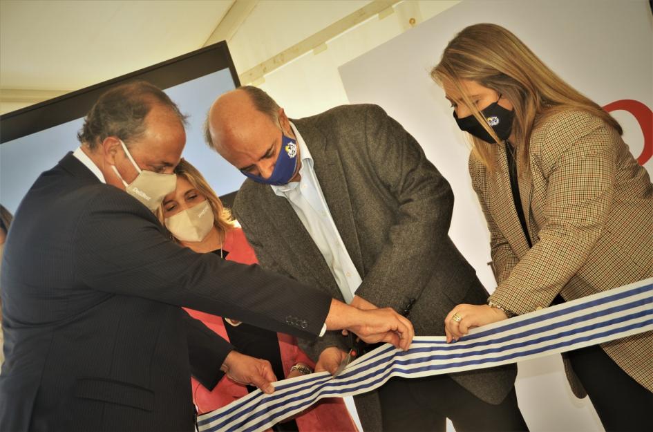 Inauguración planta Delibest Mieres y autoridades de Delibest cortando cinta de inauguración