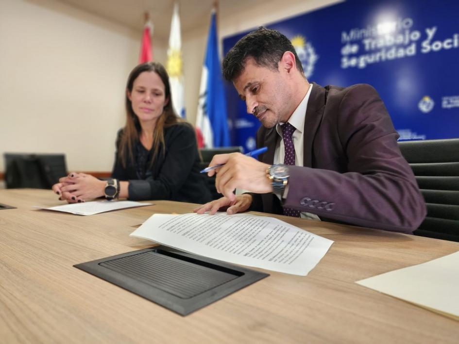 Firma de convenio DINAE - UpCamp Valentina Tortarolo y Daniel Pérez
