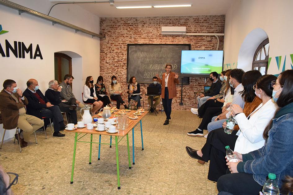 Ministro y director de Inefop en actividad en institución Ánima