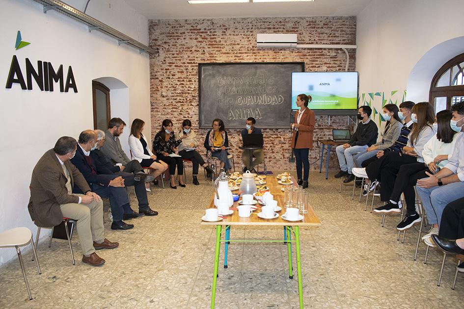 Ministro y director de Inefop en actividad en institución Ánima