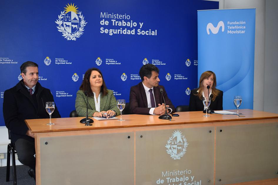 Firma de convenio entre MTSS y Fundación Telefónica Movistar Autoridades de MTSS y Fundación Telefónica