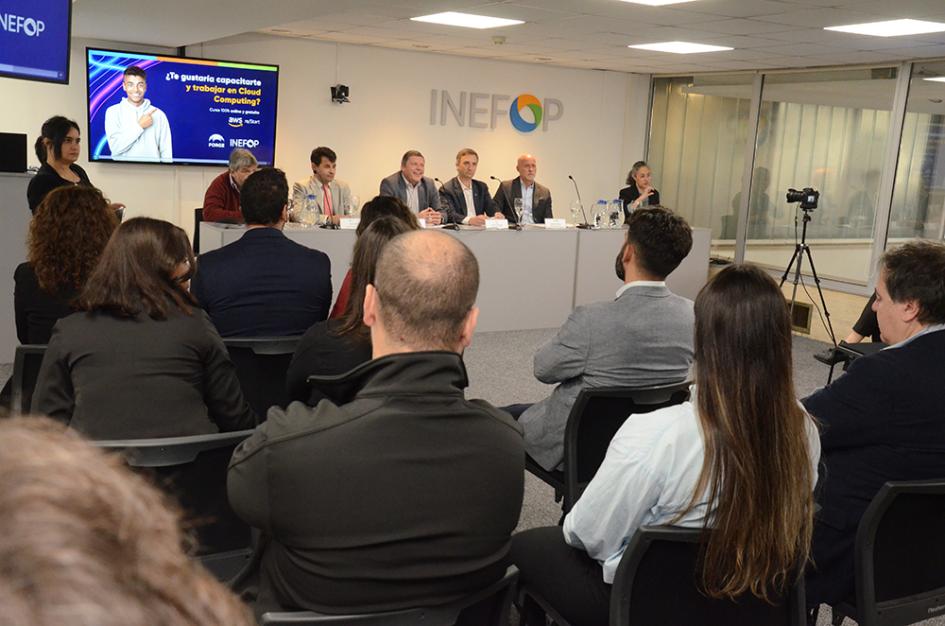 Lanzamiento programa de AWS re/Start de Amazon Web Services Lanzamiento programa de AWS re/Start de Amazon Web Services