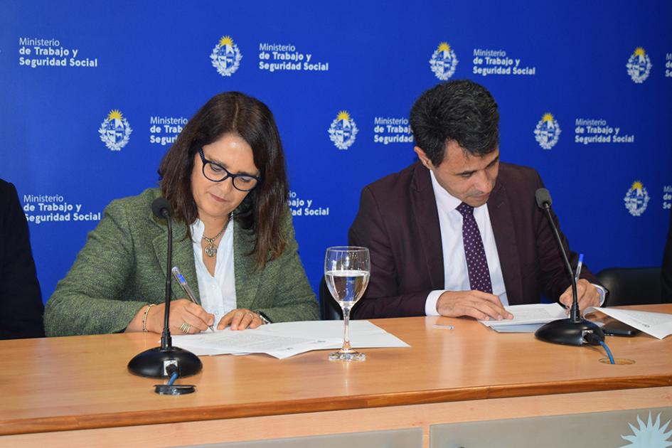 Firma de convenio entre MTSS y Fundación Telefónica Movistar Autoridades de MTSS firmando el convenio
