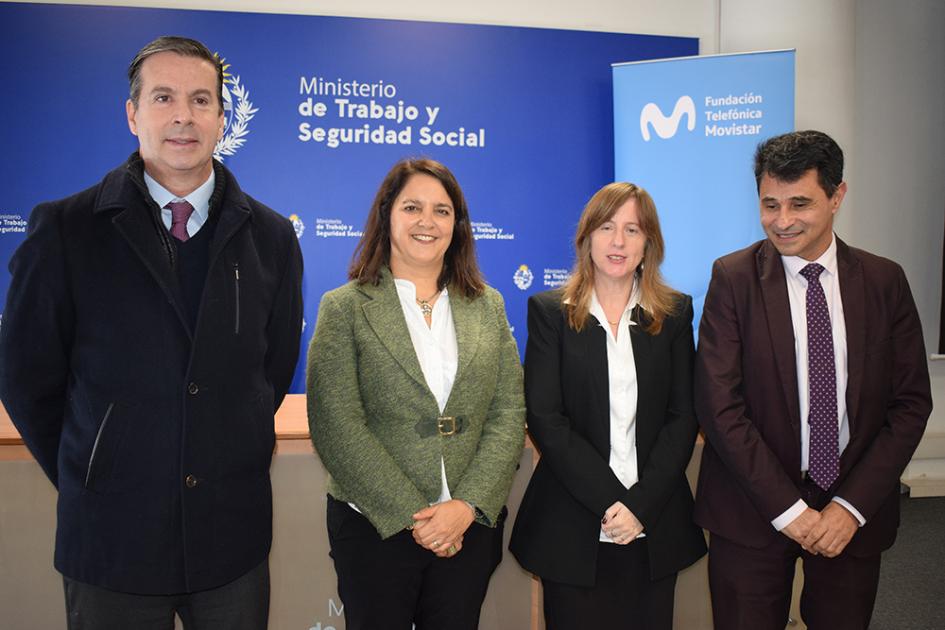 Firma de convenio entre MTSS y Fundación Telefónica Movistar Autoridades de MTSS y Fundación Telefónica