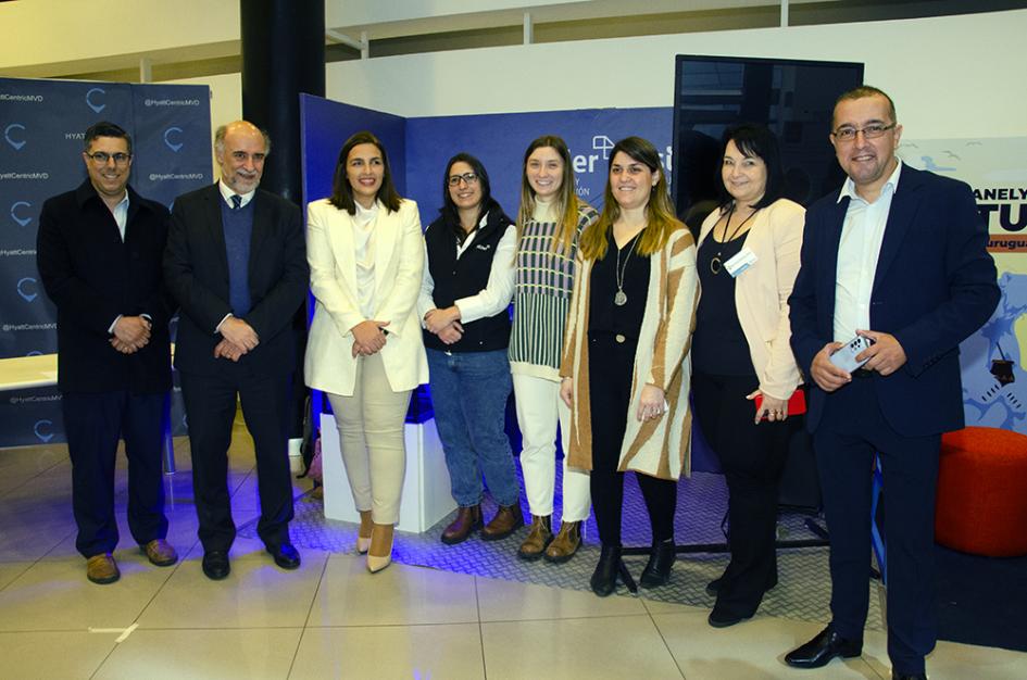 Ministro Mieres expuso en el Recruiting Day Ministro Mieres expuso en el Recruiting Day