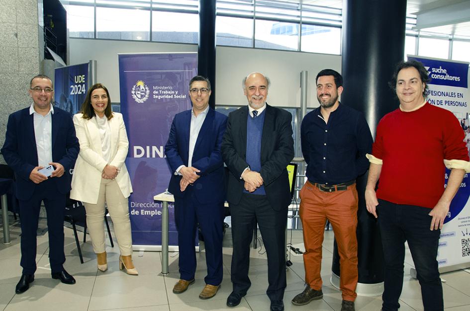 Ministro Mieres expuso en el Recruiting Day Ministro Mieres expuso en el Recruiting Day