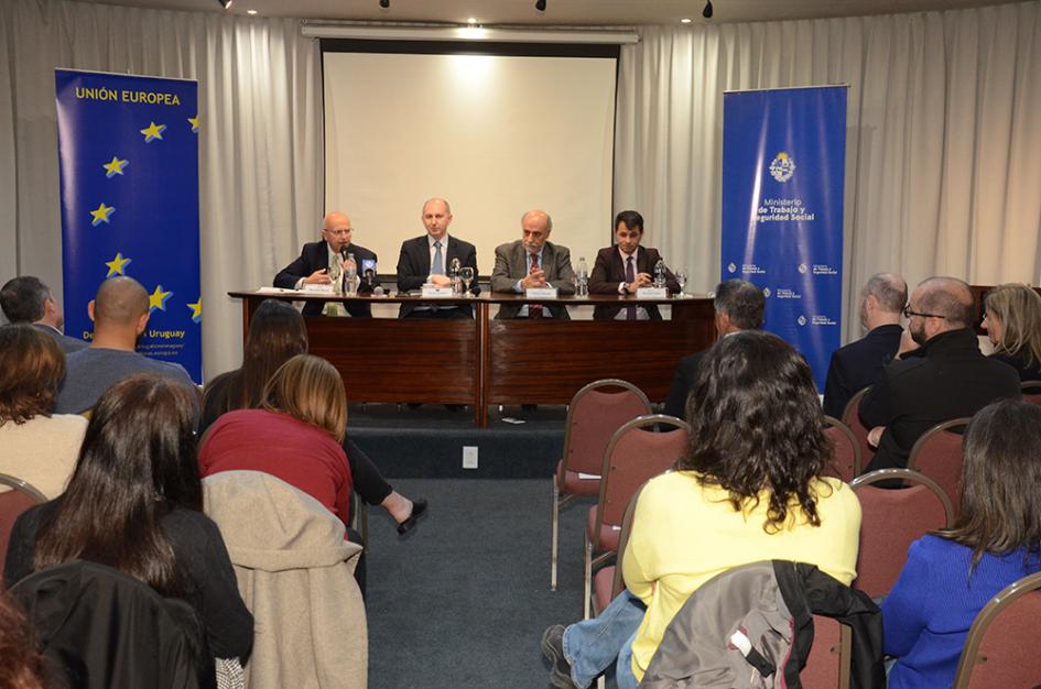 Autoridades en seminario: “Formación Profesional y Empleo en el sector TI" Autoridades en seminario: “Formación Profesional y Empleo en el sector TI"