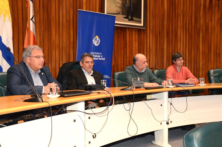 Ciclo de visitas en el interior del país Ministro exponiendo en Junta Departamental de Maldonado