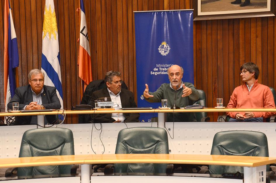 Ciclo de visitas en el interior del país Ministro exponiendo en Junta Departamental de Maldonado