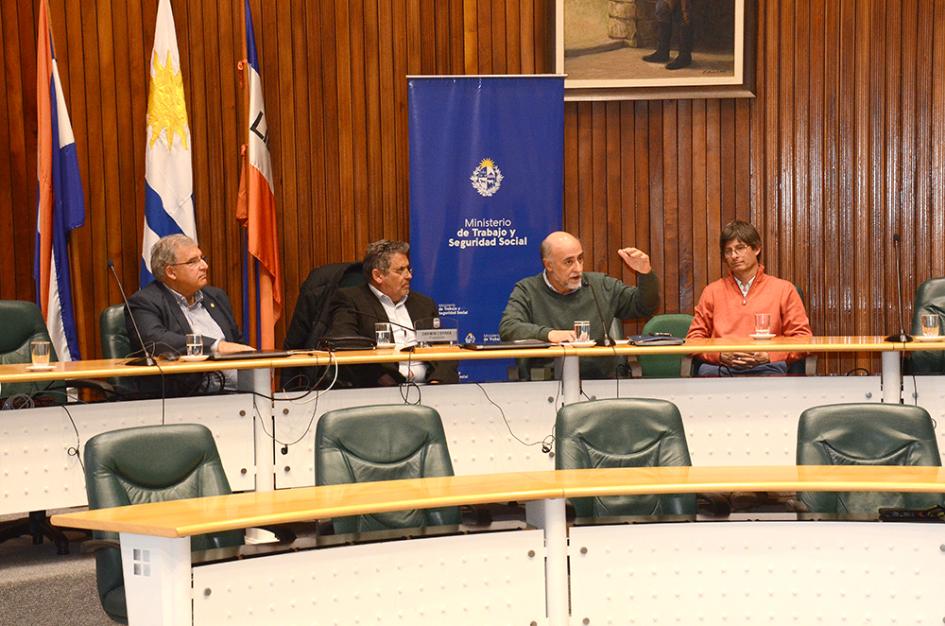 Ministro exponiendo en Junta Departamental de Maldonado