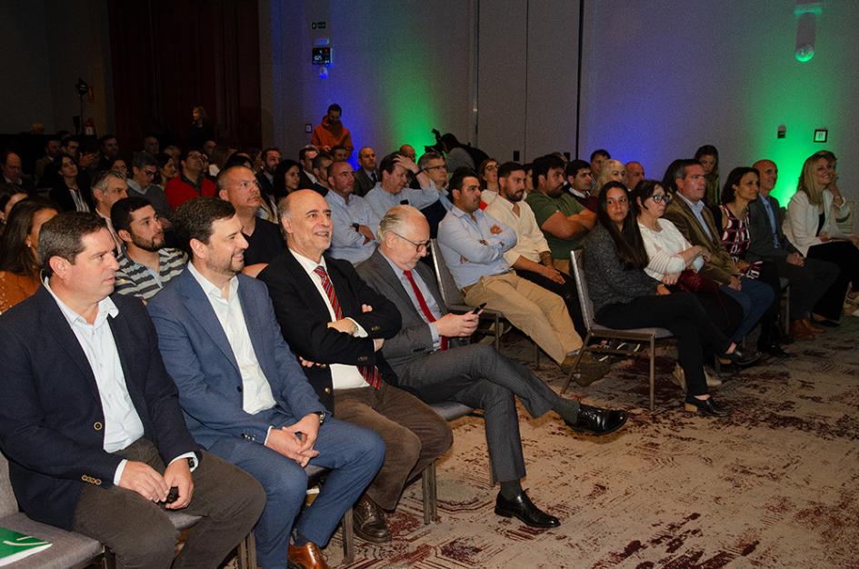 Mieres expuso en evento para dialogar sobre la Academia de Montes del Plata Autoridades y público presente