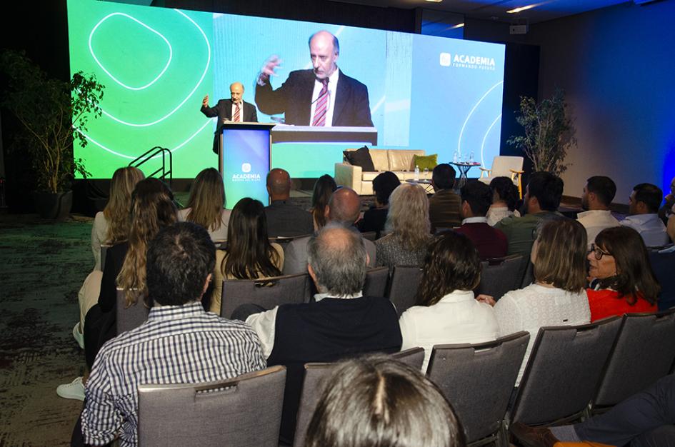 Mieres expuso en evento para dialogar sobre la Academia de Montes del Plata Mieres durante su exposición