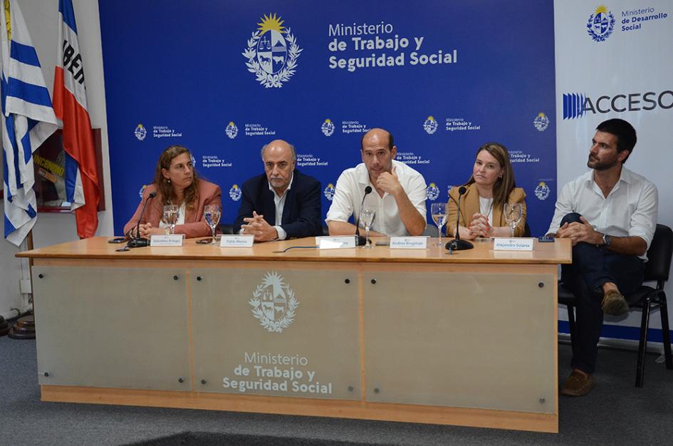 Mesa de Autoridades en Entrega de Certificados del Programa Accesos Mesa de Autoridades en Entrega de Certificados del Programa Accesos