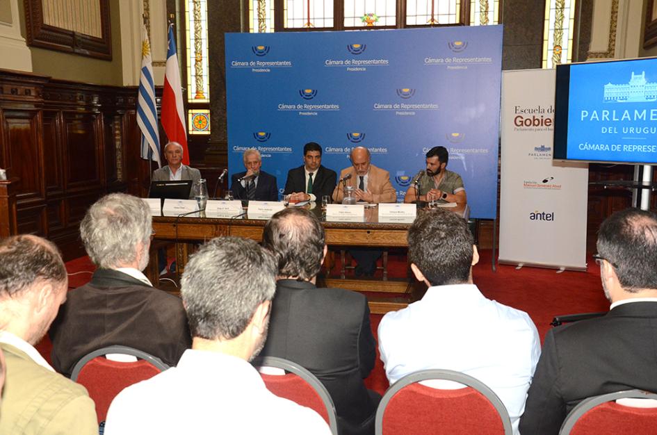 Ministro Mieres en mesa redonda sobre reducción de la jornada laboral Ministro Mieres en mesa redonda sobre reducción de la jornada laboral